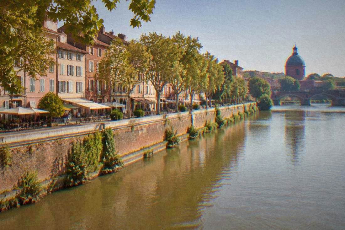 The Saint-Cyprien bank of the Garonne