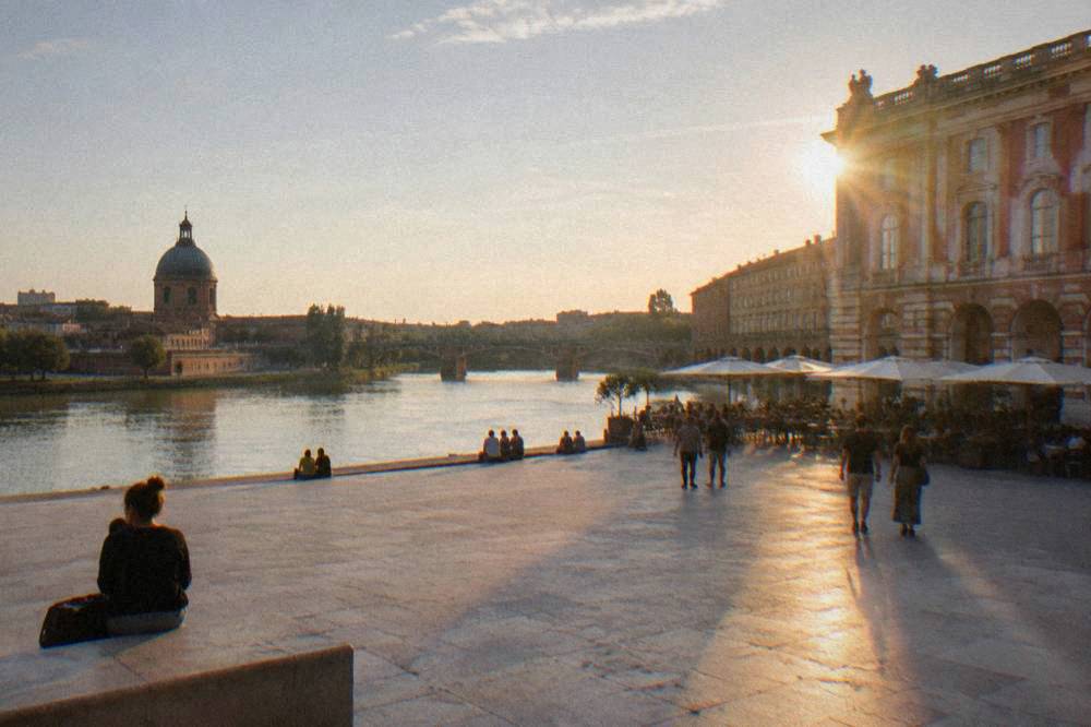 A wide view of the Garonne with the dome of the former hospital rising above the left bank in Toulouse