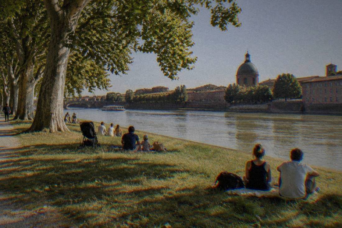 People on the Garonne quay