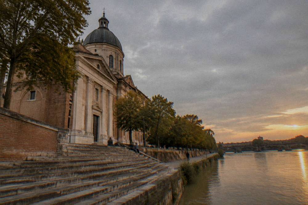 Evening light on the Garonne river and the quay in front of Notre Dame de la Daurade