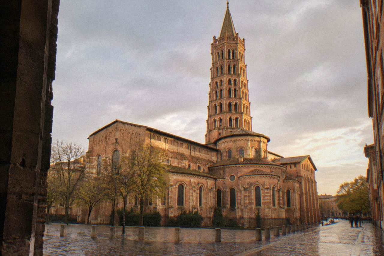 The brick facade of Notre-Dame du Taur seen from Rue du Taur in Toulouse
