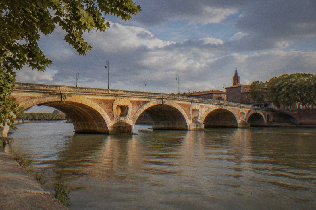 Pont Neuf arches over the Garonne