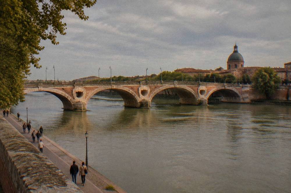 People strolling on the riverside walkway below the Pont Neuf