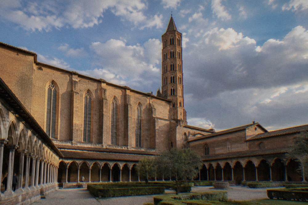 Tall vaulted brick interior of the Jacobins convent church in Toulouse with rows of columns