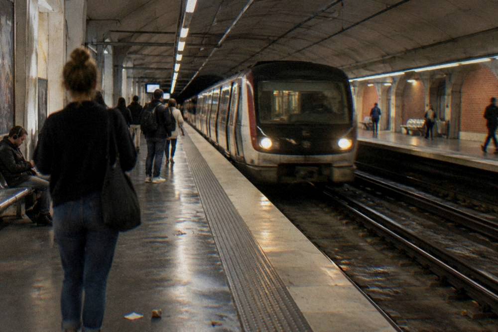 A Toulouse metro station platform with a train arriving