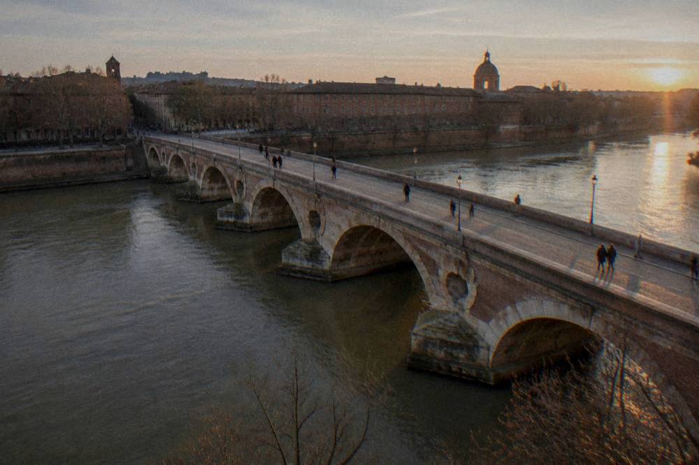 The Pont Neuf bridge over the Garonne river in Toulouse at dusk