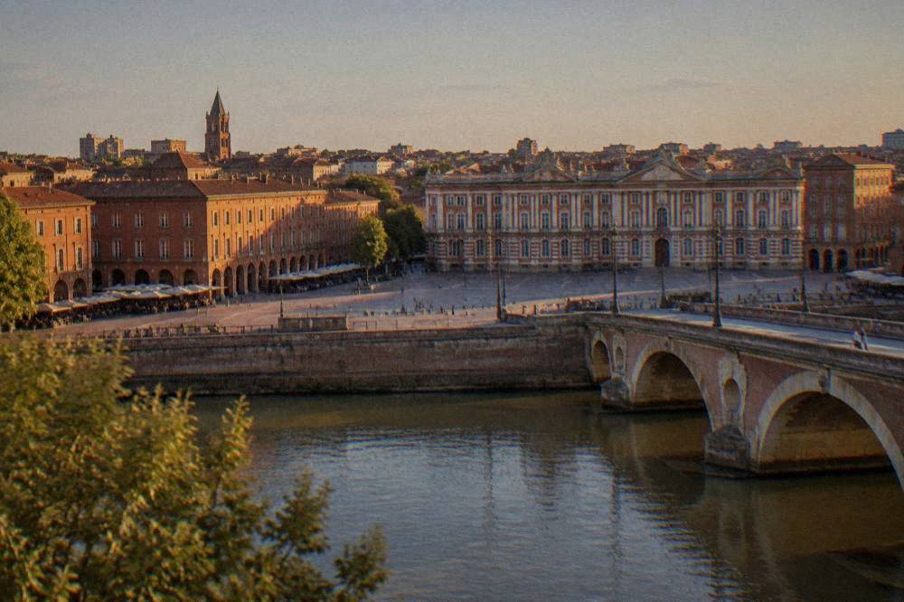 Rooftops of the historic center seen from across the Garonne river