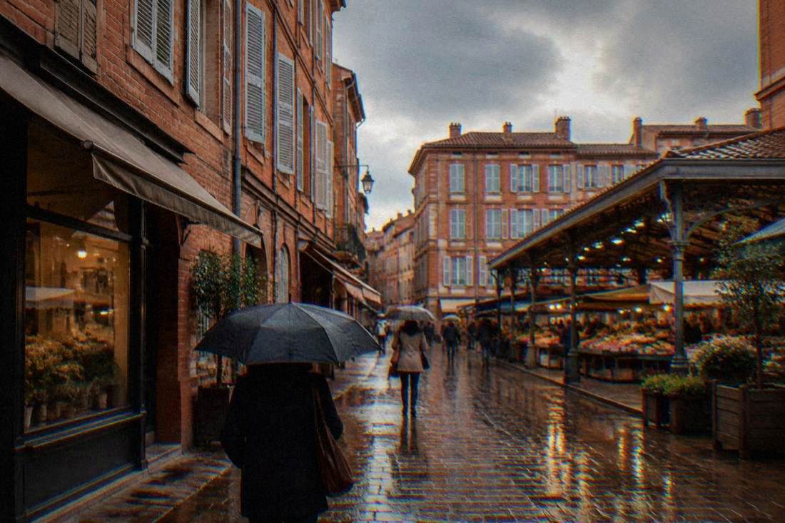 Indoor route through a rainy Toulouse day